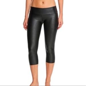Onezie Black Snack Capri Yoga Pant